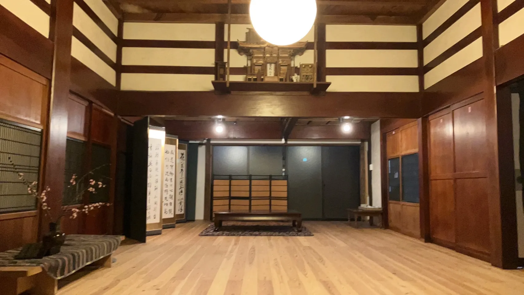 木の梁と畳が広がる甚次郎の座敷